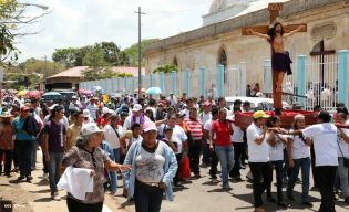 Cardenal Brenes participa en Viacrucis en Carazo