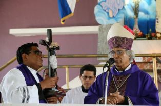 Cardenal Brenes participa en Viacrucis en Carazo