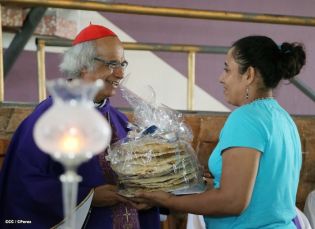Cardenal Brenes participa en Viacrucis en Carazo