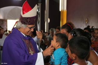Cardenal Brenes participa en Viacrucis en Carazo