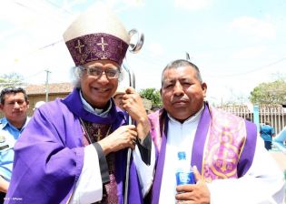 Cardenal Brenes participa en Viacrucis en Carazo