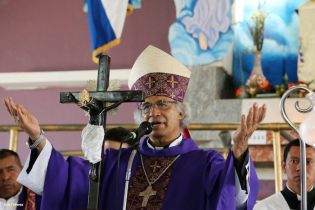 Cardenal Brenes participa en Viacrucis en Carazo