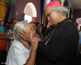 Cardenal Brenes participa en Viacrucis en Carazo