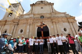 Cardenal Brenes participa en Viacrucis en Carazo