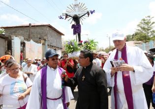 Cardenal Brenes participa en Viacrucis en Carazo