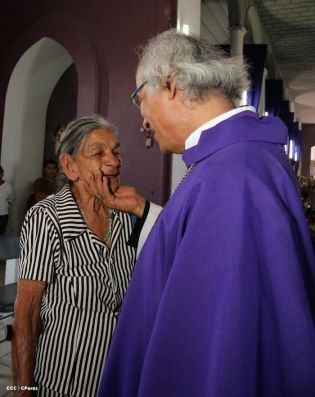 Cardenal Brenes participa en Viacrucis en Carazo