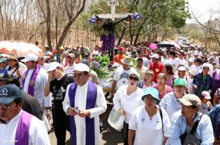 Cardenal Brenes participa en Viacrucis en Carazo