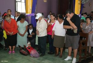 Cardenal Brenes participa en Viacrucis en Carazo