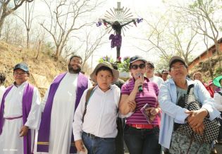 Cardenal Brenes participa en Viacrucis en Carazo