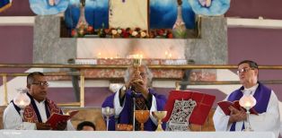 Cardenal Brenes participa en Viacrucis en Carazo