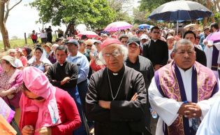 Cardenal Brenes participa en Viacrucis en Carazo