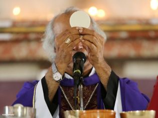 Cardenal Brenes participa en Viacrucis en Carazo