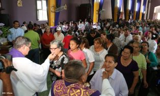 Cardenal Brenes participa en Viacrucis en Carazo
