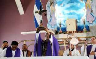 Cardenal Brenes participa en Viacrucis en Carazo