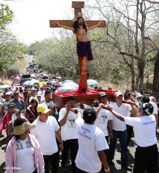 Cardenal Brenes participa en Viacrucis en Carazo