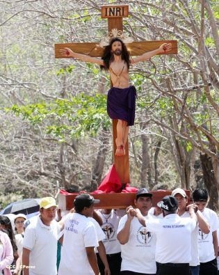 Cardenal Brenes participa en Viacrucis en Carazo
