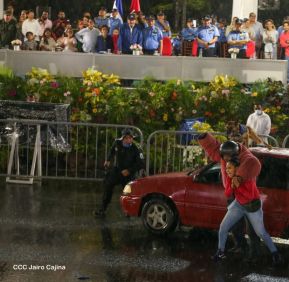 Desfile Policial "En Fuerzas de Victorias" desde la Avenida de Bolívar a Chávez