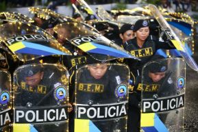 Desfile Policial "En Fuerzas de Victorias" desde la Avenida de Bolívar a Chávez