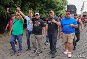 Octubre Victorioso inició con alegre caminata