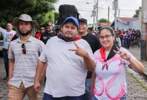 Octubre Victorioso inició con alegre caminata