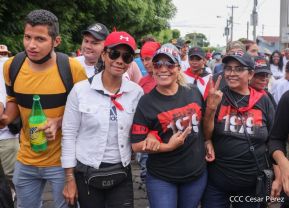 Octubre Victorioso inició con alegre caminata