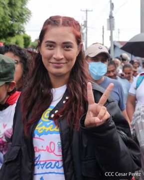 Octubre Victorioso inició con alegre caminata