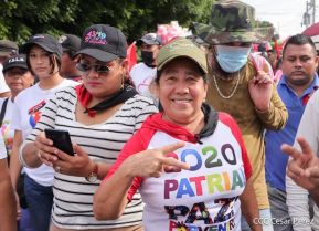 Octubre Victorioso inició con alegre caminata