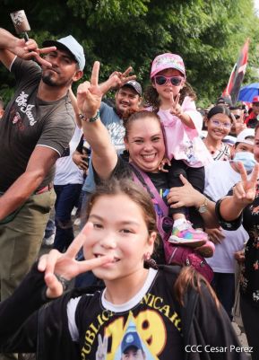 Octubre Victorioso inició con alegre caminata