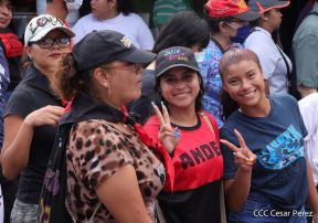 Octubre Victorioso inició con alegre caminata