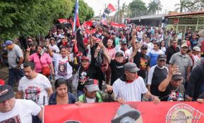 Octubre Victorioso inició con alegre caminata