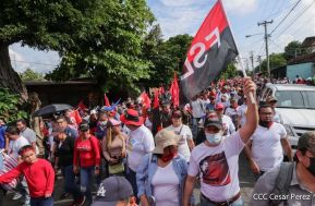Octubre Victorioso inició con alegre caminata
