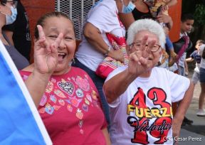 Octubre Victorioso inició con alegre caminata