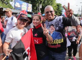 Octubre Victorioso inició con alegre caminata