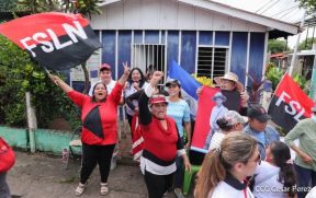 Octubre Victorioso inició con alegre caminata