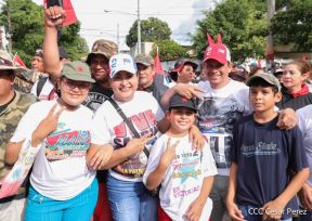 Octubre Victorioso inició con alegre caminata