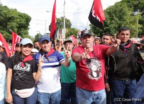 Octubre Victorioso inició con alegre caminata
