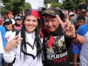 Octubre Victorioso inició con alegre caminata