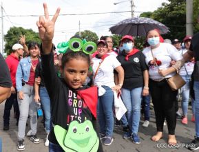 Octubre Victorioso inició con alegre caminata