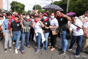 Octubre Victorioso inició con alegre caminata