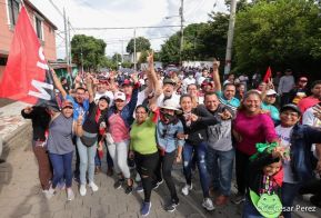 Octubre Victorioso inició con alegre caminata