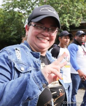 Octubre Victorioso inició con alegre caminata