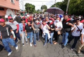 Octubre Victorioso inició con alegre caminata