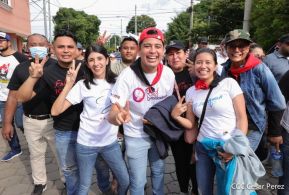 Octubre Victorioso inició con alegre caminata