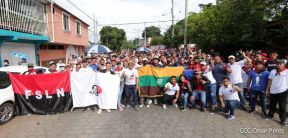 Octubre Victorioso inició con alegre caminata