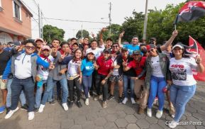 Octubre Victorioso inició con alegre caminata