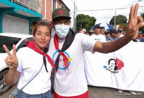 Octubre Victorioso inició con alegre caminata