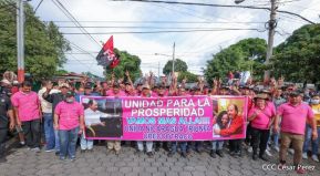 Octubre Victorioso inició con alegre caminata