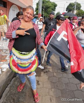Octubre Victorioso inició con alegre caminata