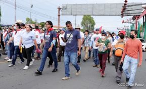 Octubre Victorioso inició con alegre caminata