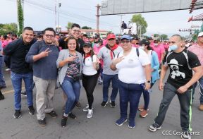 Octubre Victorioso inició con alegre caminata
